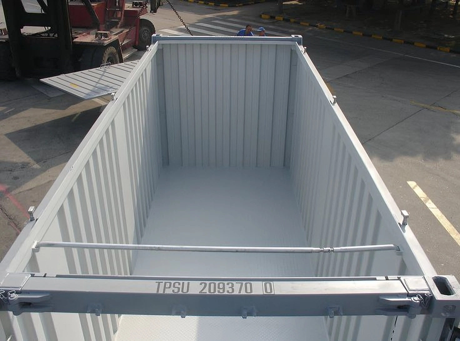 Jenis Container Open Top Kontainer Yang Digunakan Untuk Pengiriman Berupa Besi, Kertas, Dan Kayu. Digunakan Untuk Mempermudah Load Dan Unload Pengiriman